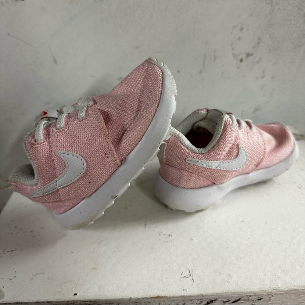 Toddler Girls Nike Roshe sneakers